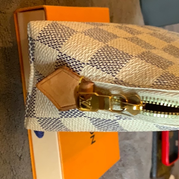 LV cosmetic bag - Picture 3 of 10